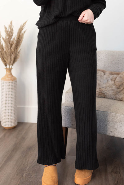 Front pockets on the pant of the black ribbed lounge set