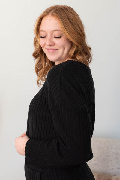 Side view of the long sleeve top on the black ribbed lounge set
