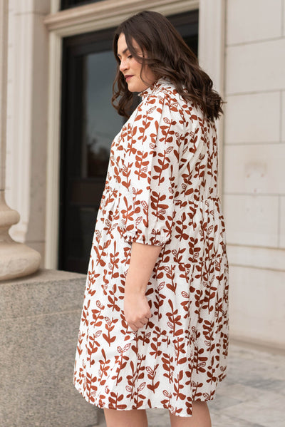 Side view of a plus size brown floral dress