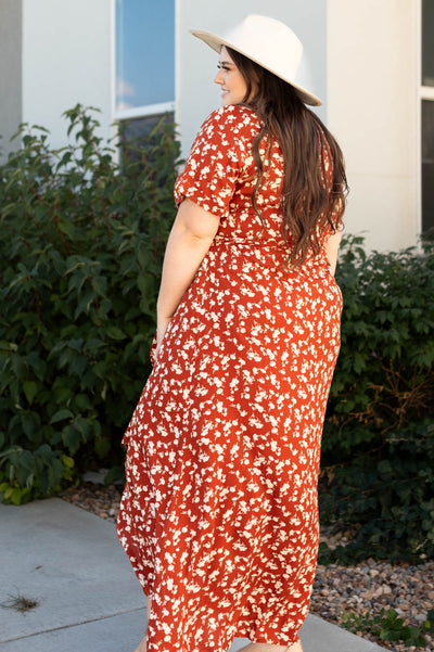 Side view of a plus size rust floral dress