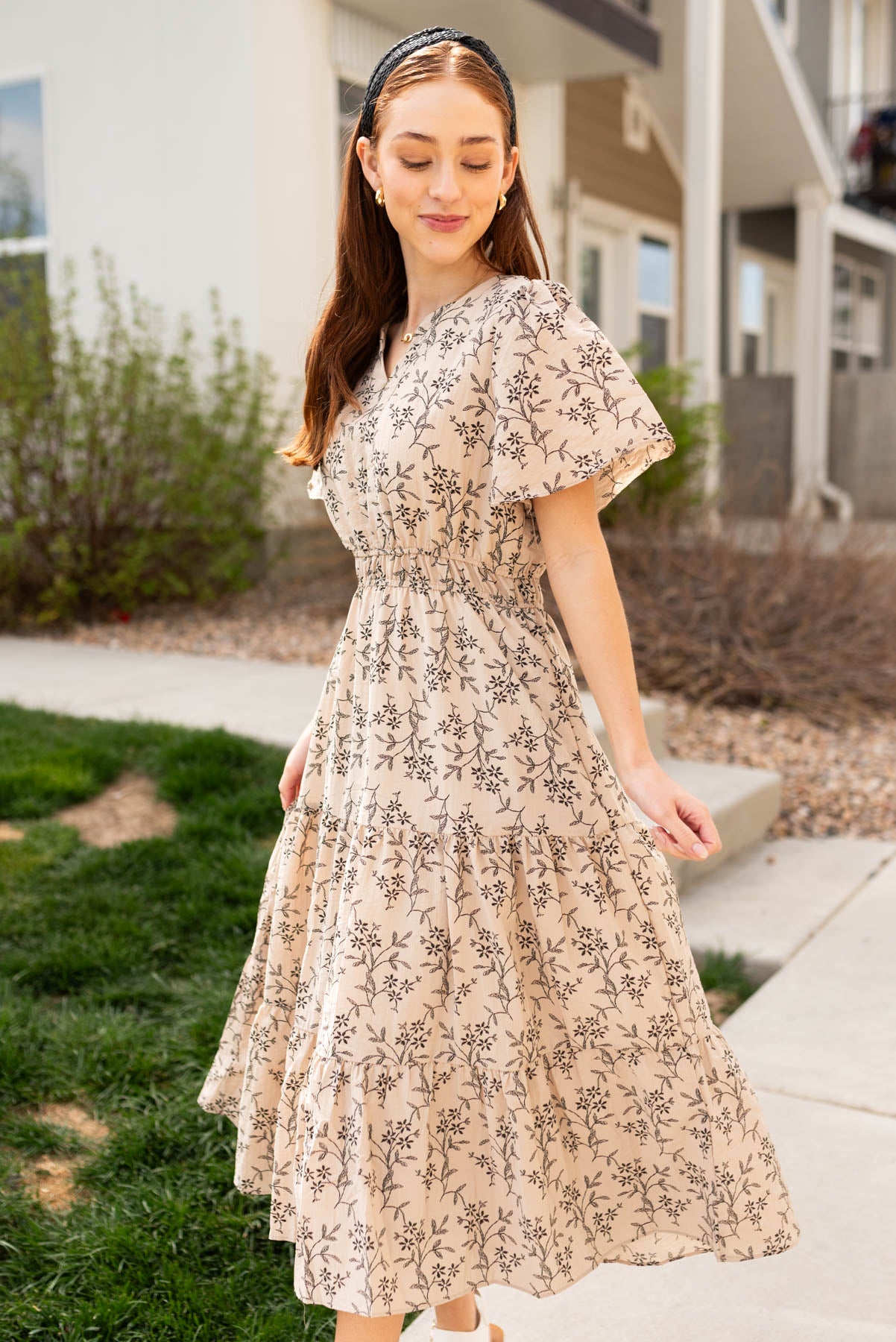 Taupe pattern dress with short sleeves