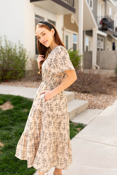 Side view of the taupe patterned dress with pockets