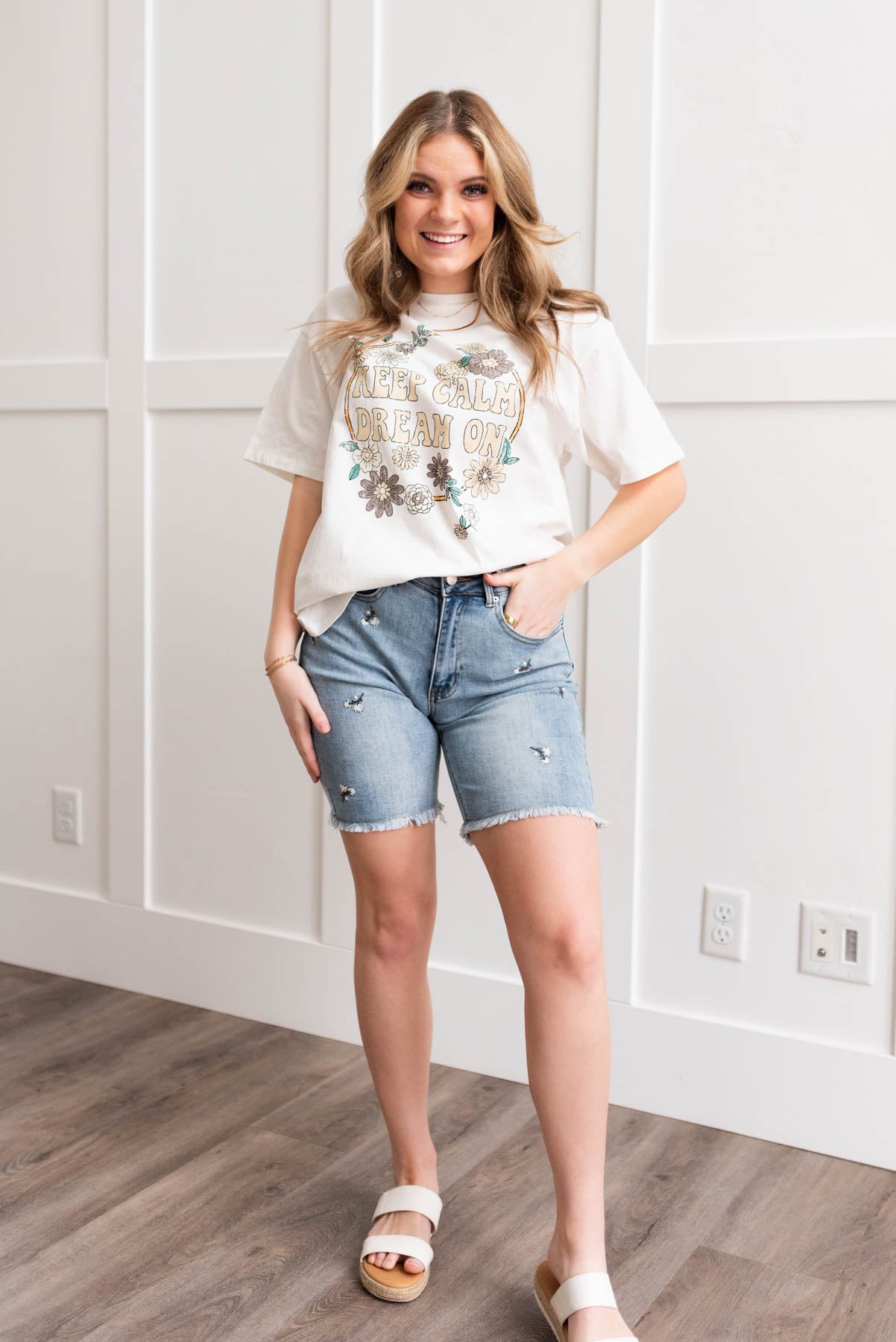 Floral embroidered shorts with frayed hem