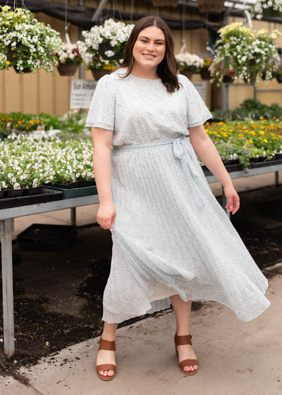 Ivory blue floral pleated dress with short sleeves