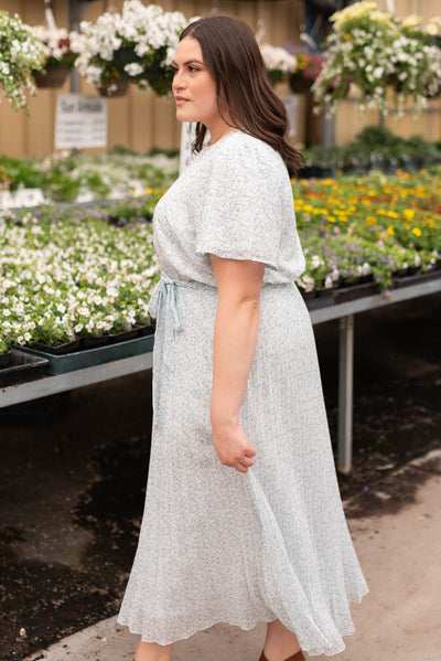 Side view of the plus size ivory blue floral pleated dress