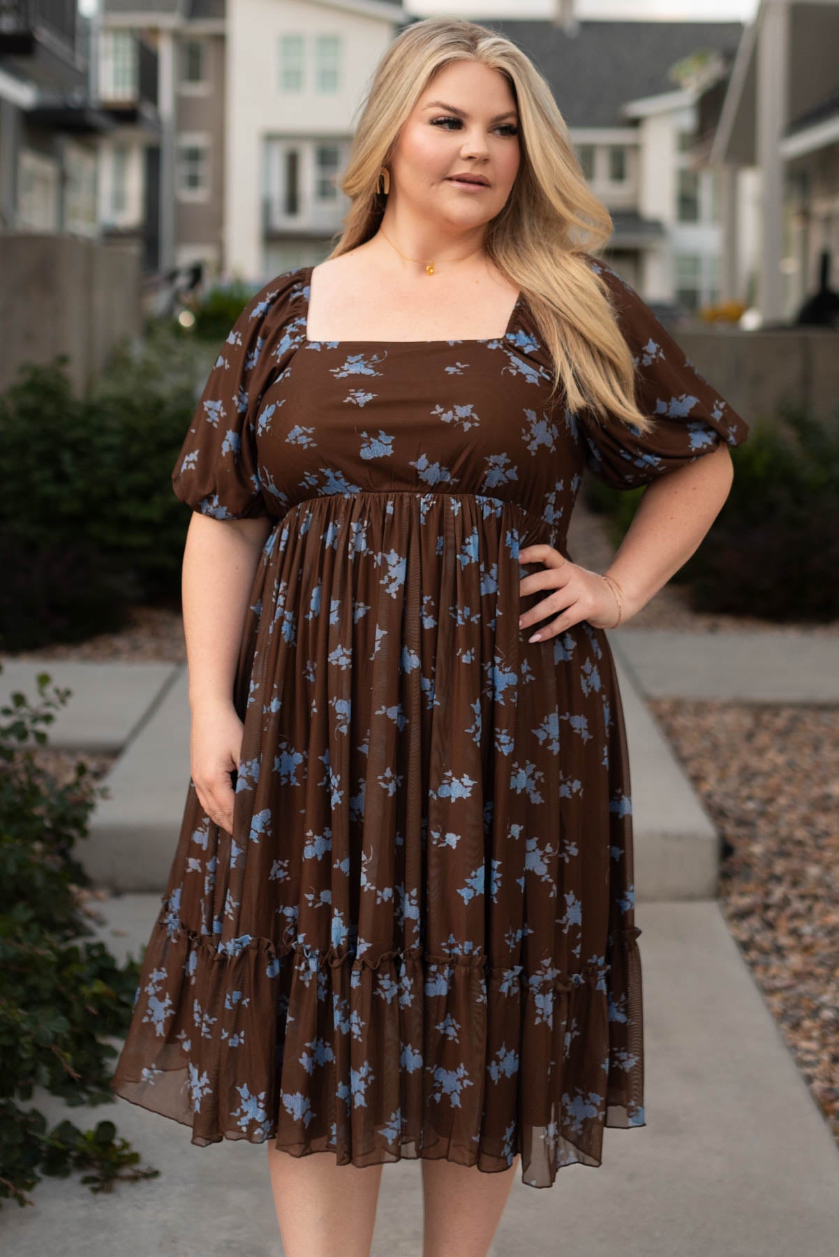 Short sleeve chocolate dress with short sleeves and a square dress