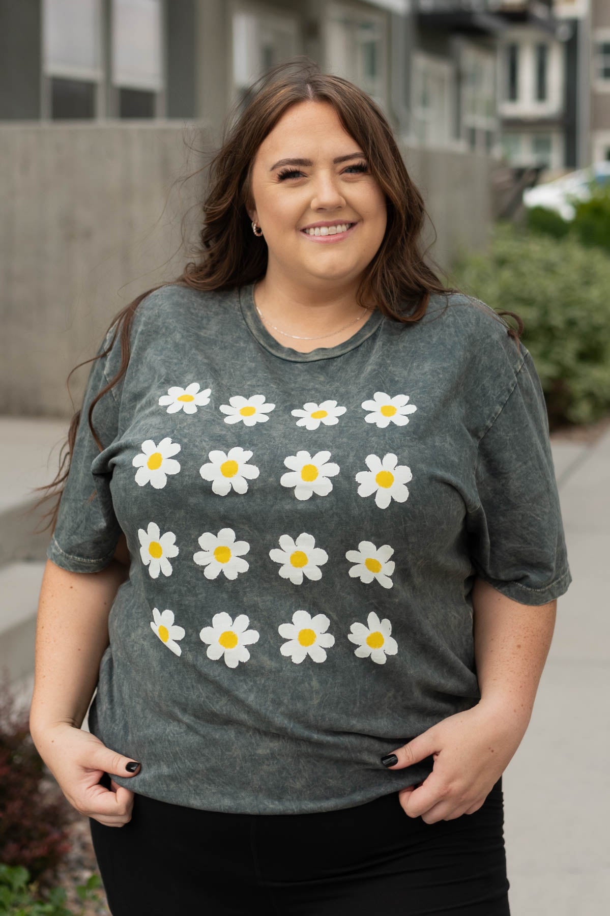 Short sleeve stone grey tee with daisy print