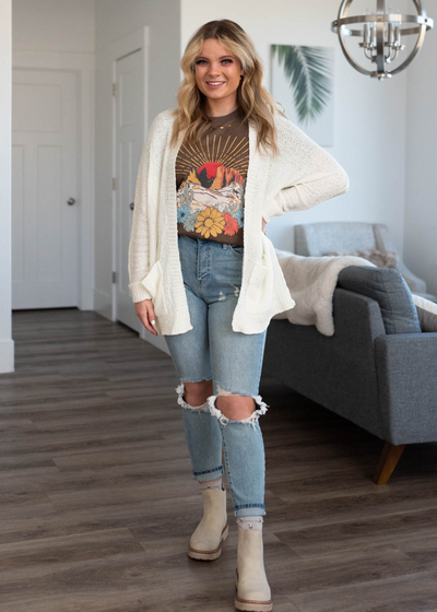 Off white cardigan with long sleeves and pockets