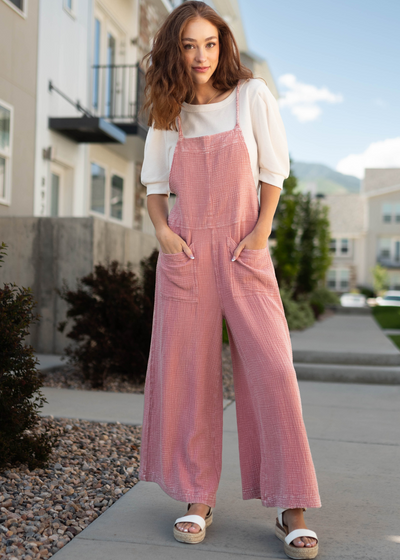 Mauve jumpsuit with wide legs and pockets