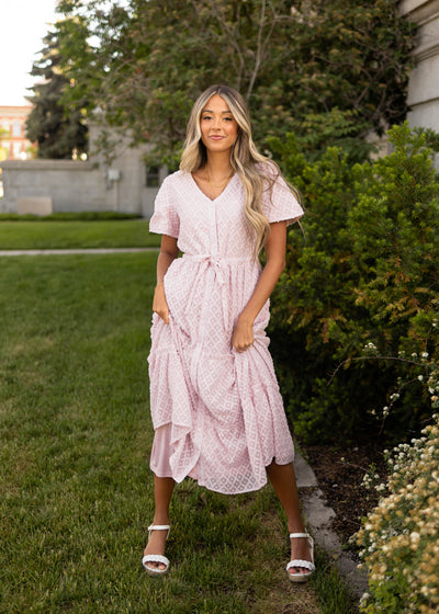 Short sleeve dusty pink dress that ties at waist and tiered skirt