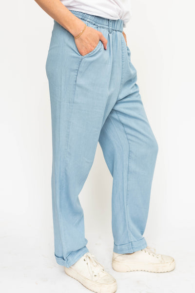 Light denim pants with pockets