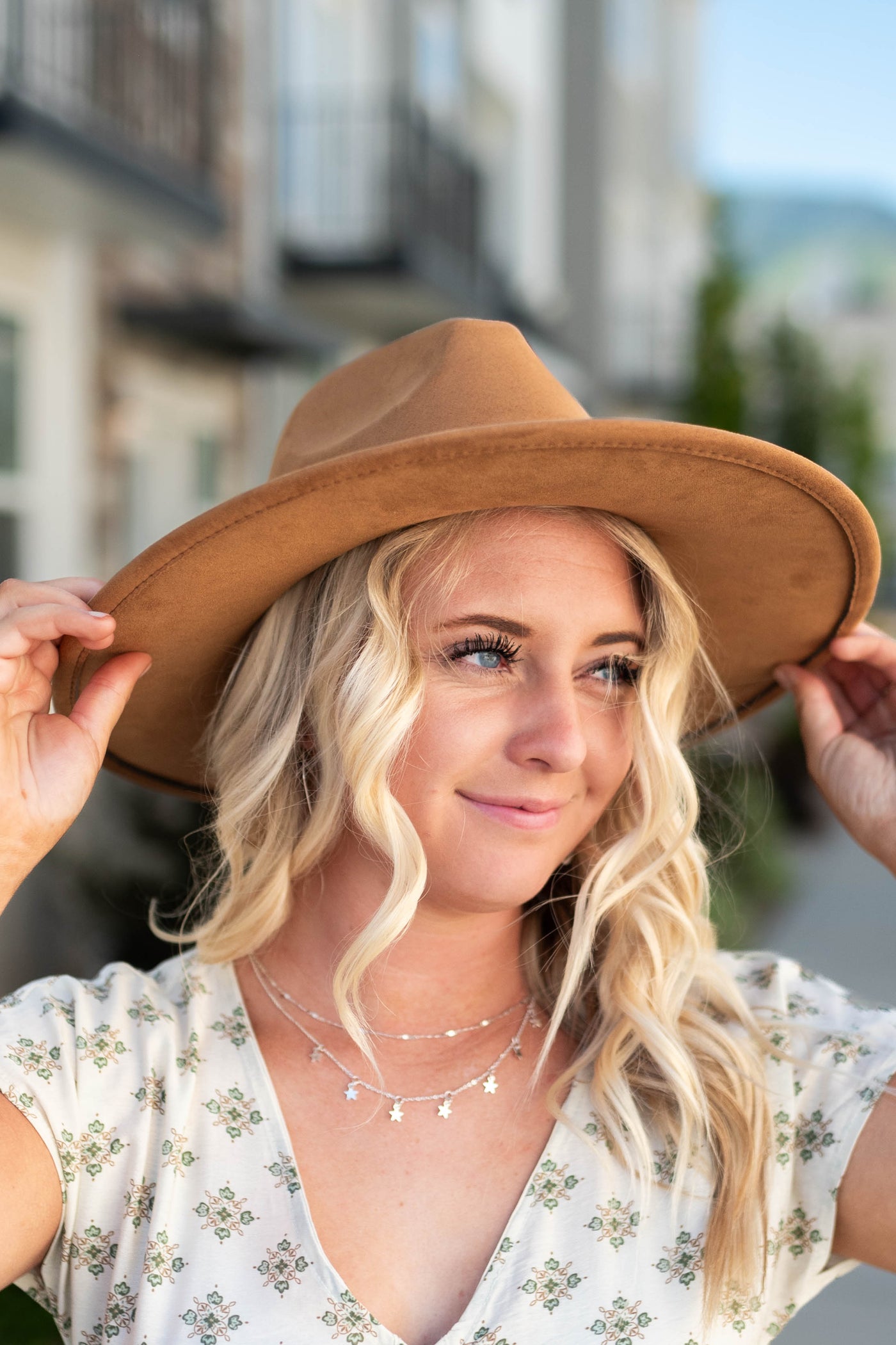 Cinnamon suede hat with a wide brim
