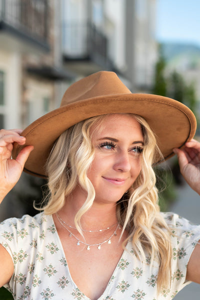 Cinnamon suede hat with a wide brim
