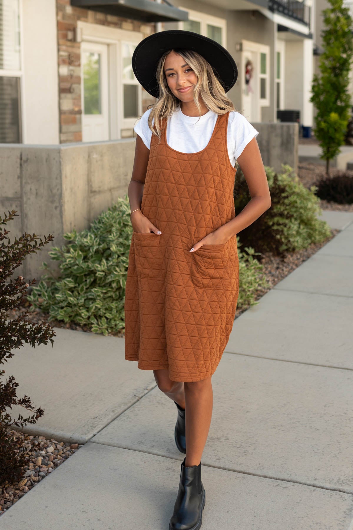 Cinnamon dress with quilted fabric and front pockets