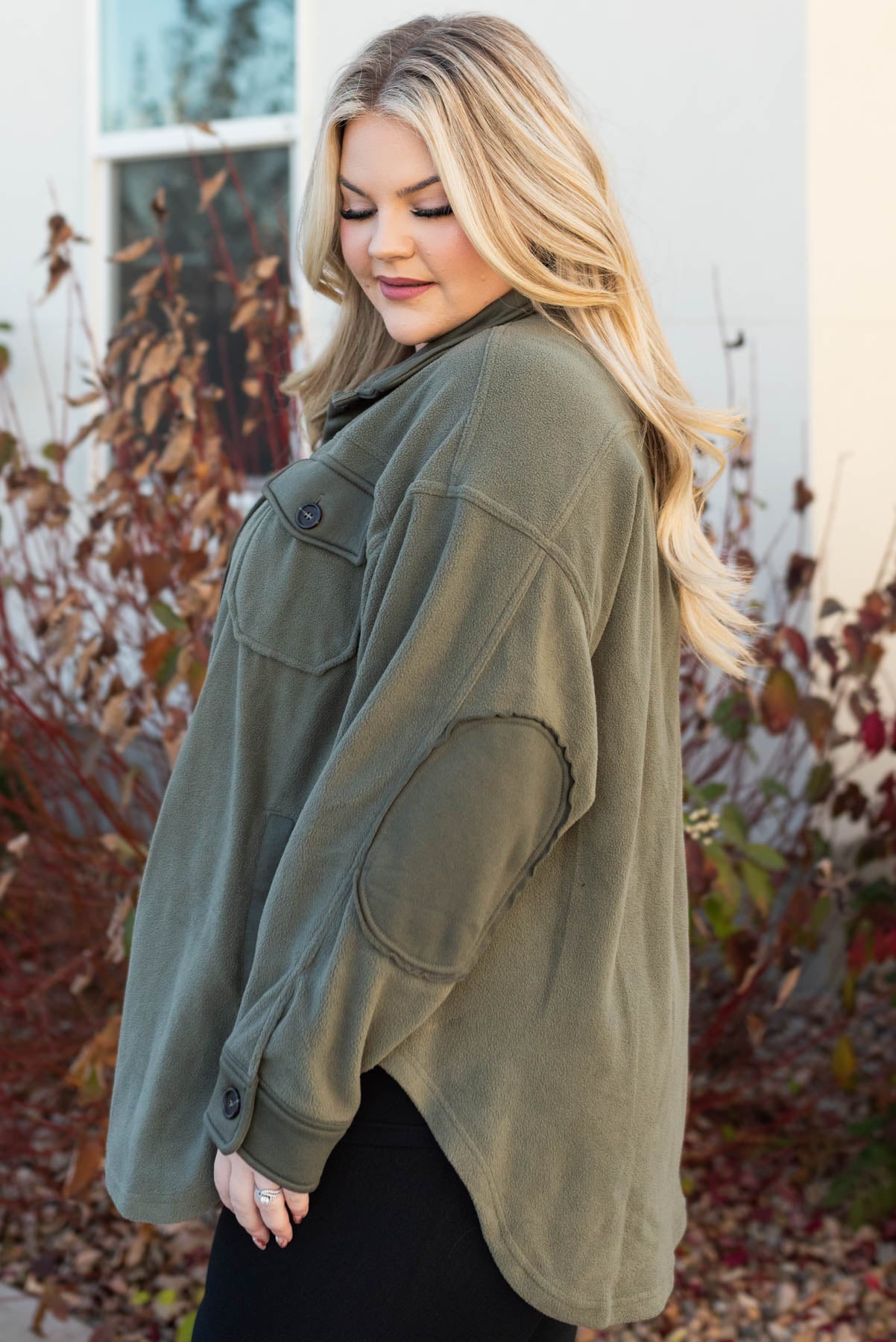 Side view of the plus size army green shacket