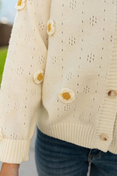 Long sleeve ivory cardigan with knitted daises