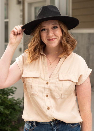 Short sleeve khaki top with front pockets, collar and buttons up