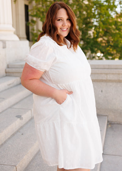 Side view of the ivory mini dress in plus size with pockets