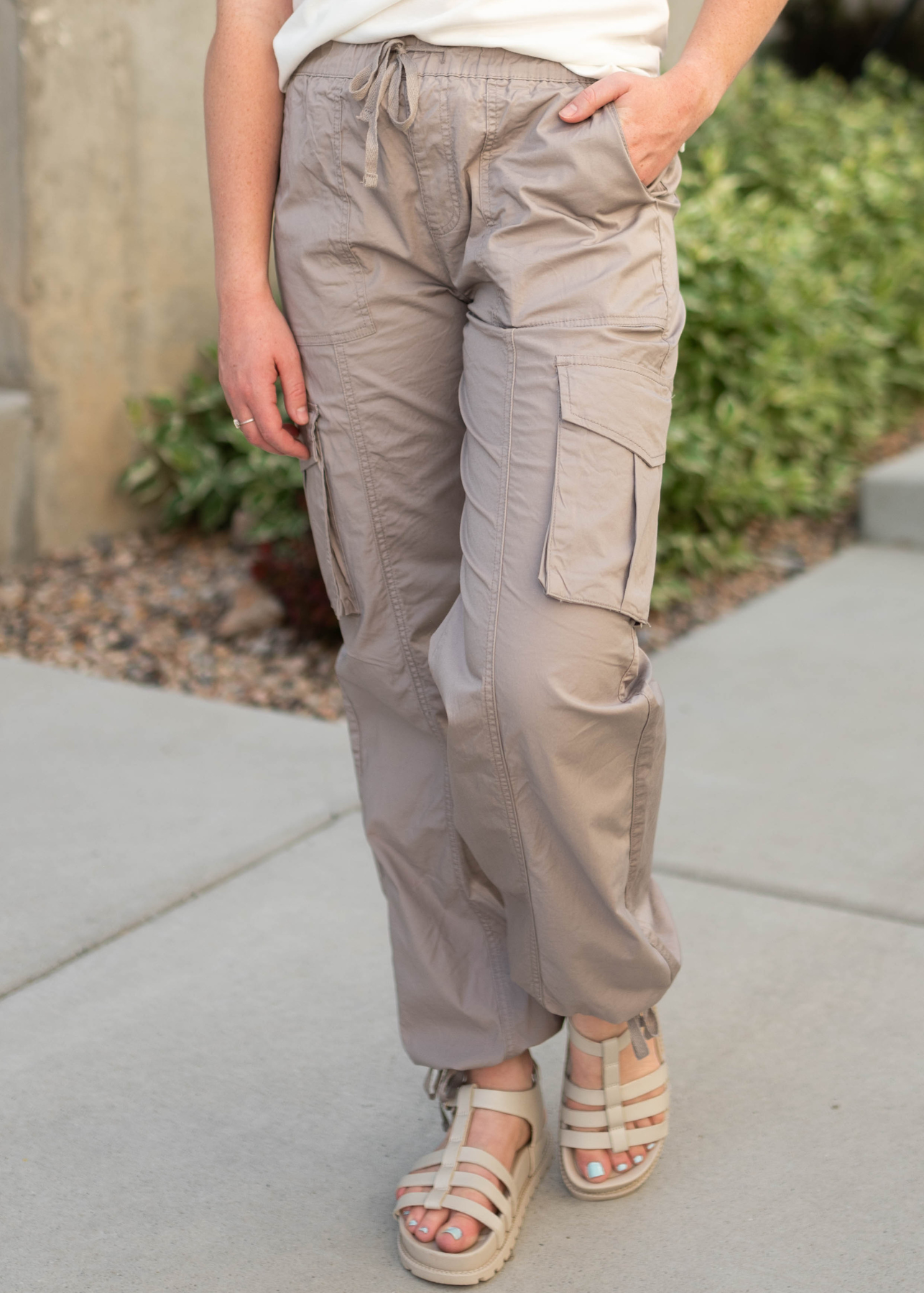 Birch pants with side pockets, elastic waist and ties at the ankle