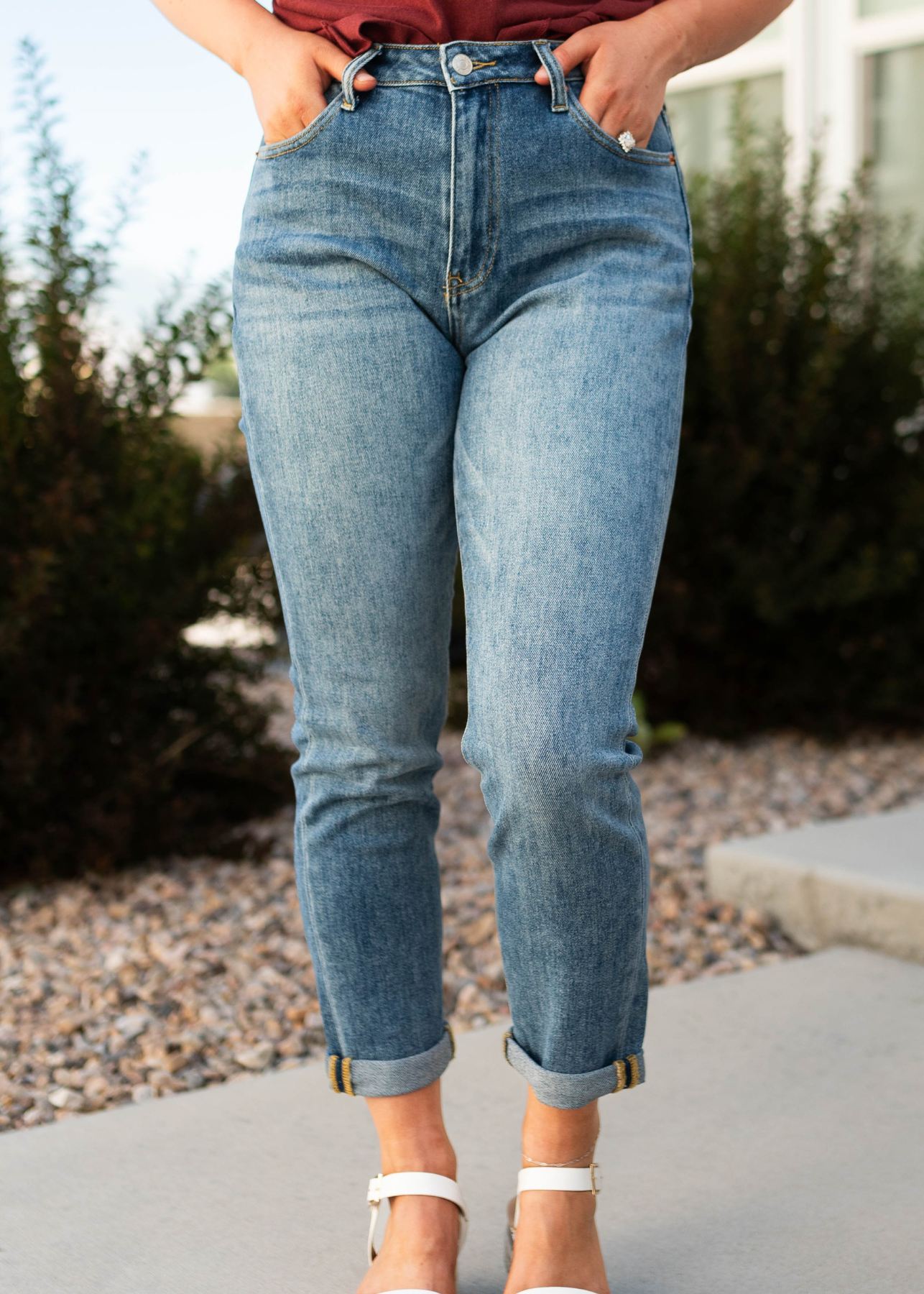 Cropped medium girlfriend jeans with rolled cuffs