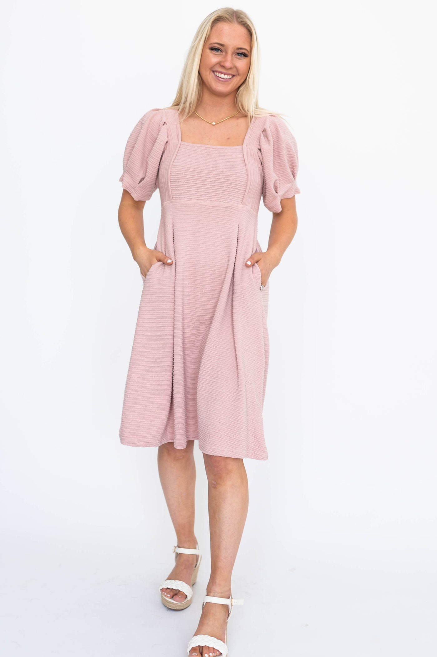 Dusty pink dress with pockets and short sleeves
