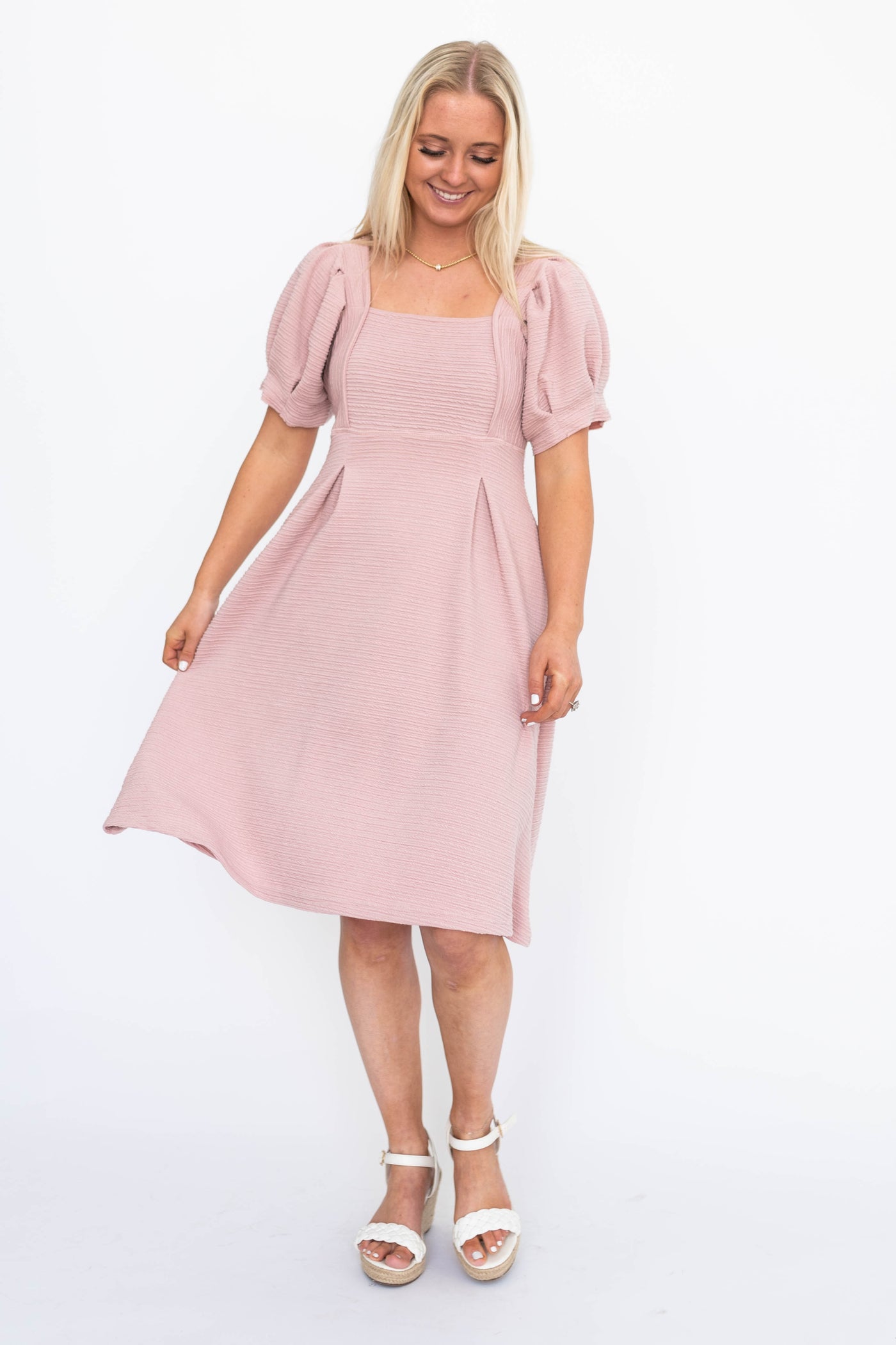 Knee length dusty pink dress with short sleeves