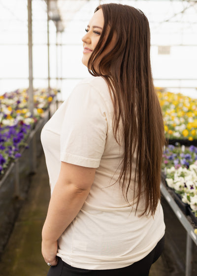 Side view of a cowgirls cream tee