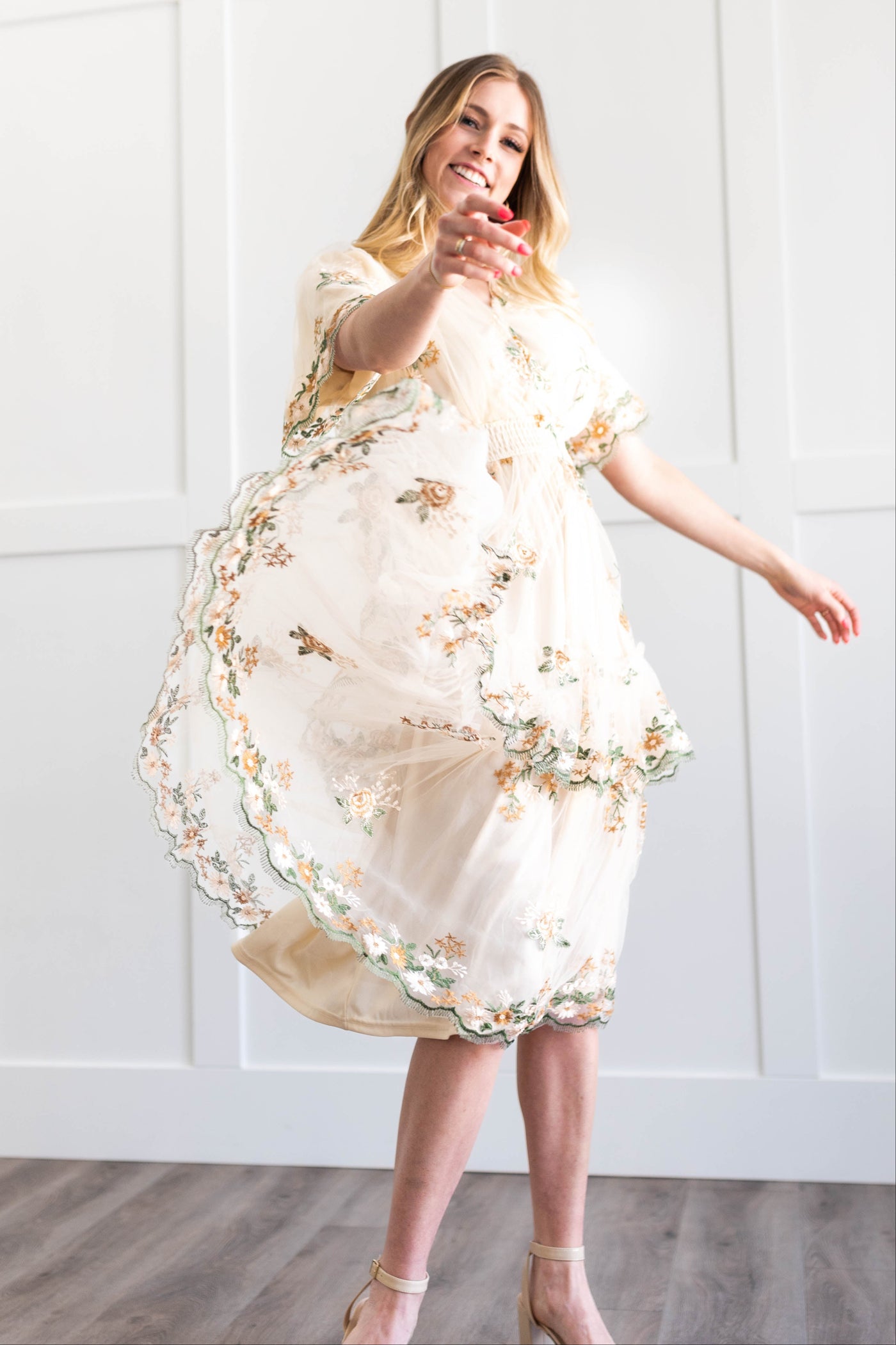 Cream lace dress with short sleeves