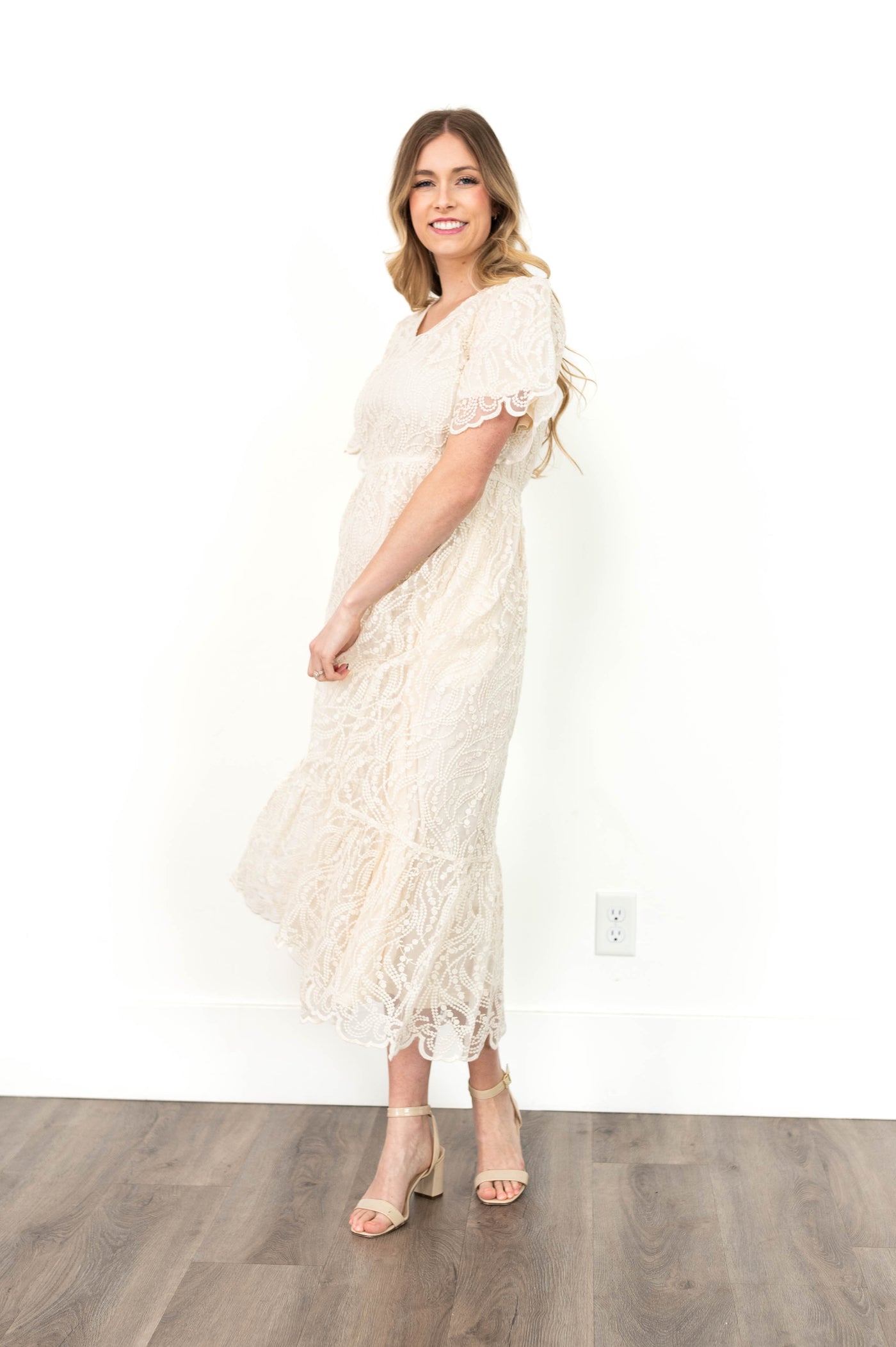 Cream lace dress with pockets and short sleeves
