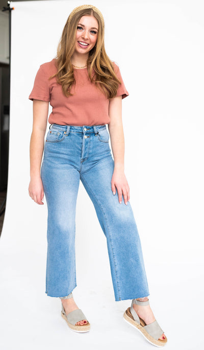 Light indigo jeans with front and back pockets