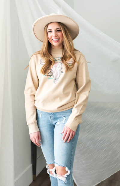 Long sleeve sand sweatshirt with a cow skull