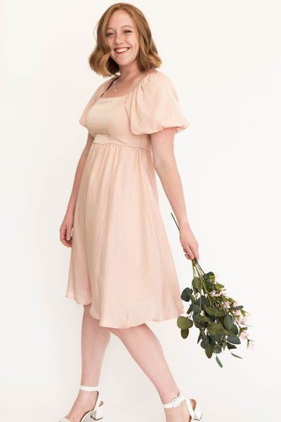 Medium blush dress with short sleeve and square neck