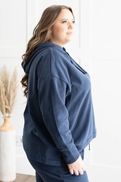 Side view of a plus size navy set
